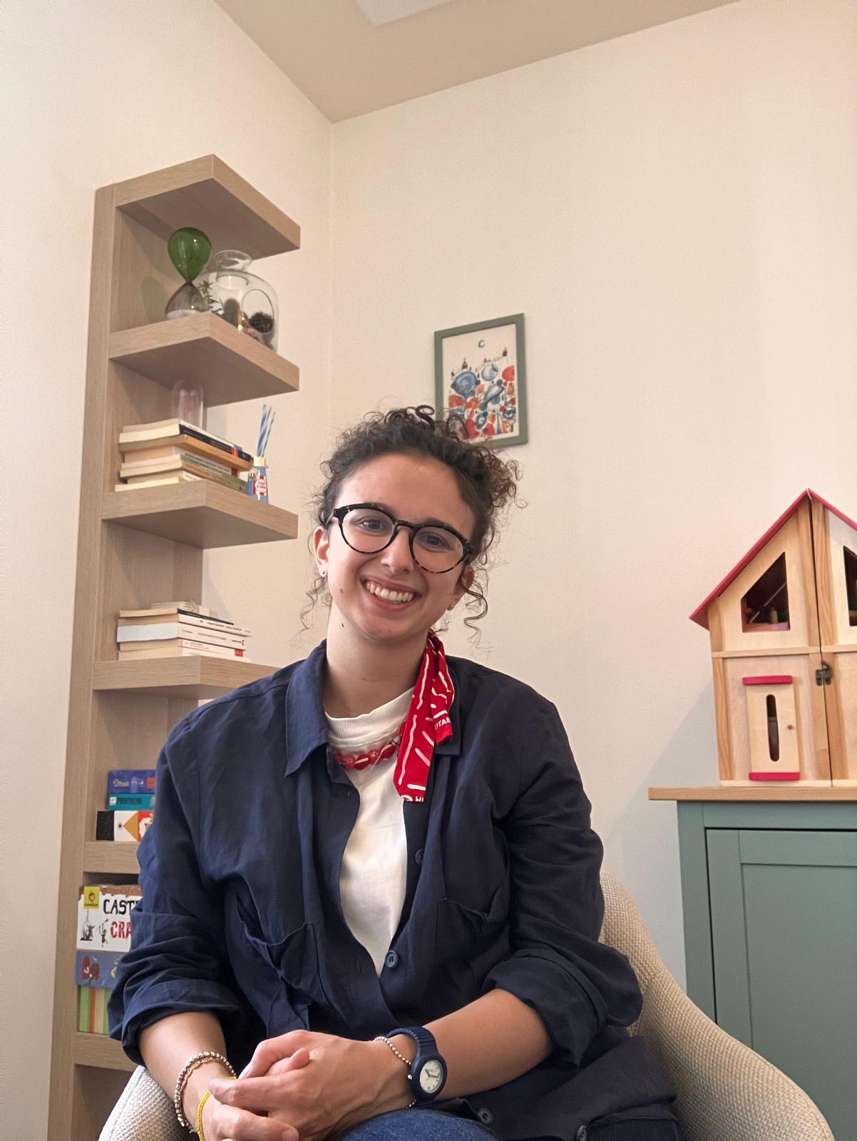 Elisa Valota, seduta nel suo studio